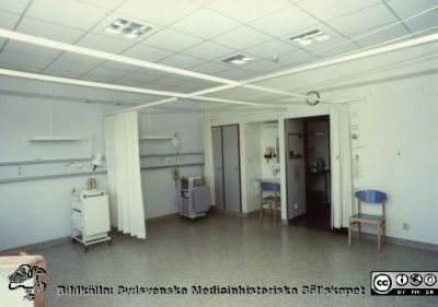 Modellprojektet "Vårdavdelning 2000"
Vårdrum 3, ett fyrabäddsrum. Märk skenorna i taken för avskärmningsgardiner. Foto för Vårdavdelning 2000, en modellavdelning för 2000-talets ombyggnader i Blocket i Lund, utformad 1988 - 1990 under ledning av Elwy Ekman.
Nyckelord: Lasarettet;Lund;Universitetssjukhuset;USiL;Vårdavdelning 2000