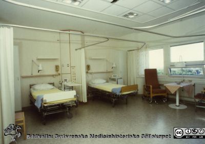 Modellprojektet "Vårdavdelning 2000"
Detta var en modellavdelning inför 2000-talets renoveringar av avdelningar i Blocket i Lund, utformad 1988 - 1990 under ledning av Elwy Ekman. Foto 1988-1990. Vårdrum 4, med fyra bäddar. Från originalfoto.
Nyckelord: Lasarettet;Lund;Universitetssjukhuset;USiL;Vårdavdelning 2000;Vårdrum