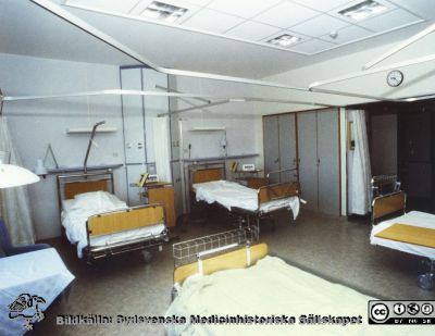 Modellprojektet "Vårdavdelning 2000"
Detta var en modellavdelning inför 2000-talets renoveringar av avdelningar i Blocket i Lund, utformad 1988 - 1990 under ledning av Elwy Ekman. Foto 1988-1990. Vårdrum 5, ett fyrabäddsrum. Märk skenorna i taken för avskärmningsgardiner.
