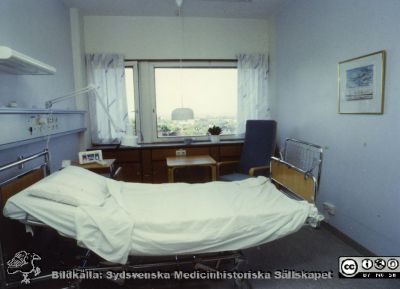 Modellprojektet "Vårdavdelning 2000"
Detta var en modellavdelning inför 2000-talets renoveringar av avdelningar i Blocket i Lund, utformad 1988 - 1990 under ledning av Elwy Ekman. Foto 1988-1990. Vårdrum 9, för 1 bädd. Någon fast patientlyft syns inte. Från originalfoto
Nyckelord: Lasarettet;Lund;Universitetssjukhuset;USiL;Vårdavdelning 2000;Vårdrum