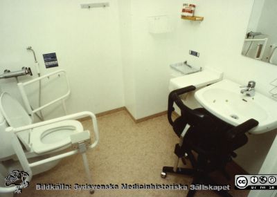 Modellprojektet "Vårdavdelning 2000"
Detta var en modellavdelning inför 2000-talets renoveringar av avdelningar i Blocket i Lund, utformad 1988 - 1990 under ledning av Elwy Ekman. Foto 1988-1990.Toalett vid vårdrum 10/11. Från originalfoto.
Nyckelord: Lasarettet;Lund;Universitetssjukhuset;USiL;Vårdavdelning 2000;Vårdrum;Handfat;Tvättställ;Toalett