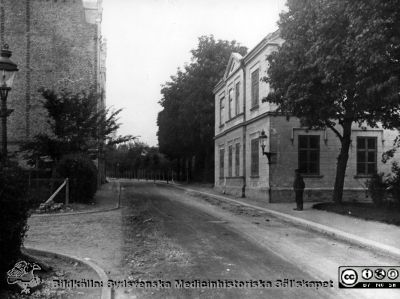 Lunds kommuns epidemisjukhus på Östra Vallgatan i Lund
Foto något av decennierna omkring 1900. Troligen några år senare än bild SMHS6901, för träden har vuxit. Från fotoalbum till Karl Emil Thulin på hans 60-årsdag.
Nyckelord: Lund;Epidemi;Sjukhus;Sjukstuga