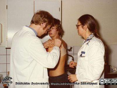 Vaccination på infektionsklinikens mottagning
Foto ur ett album tillägnat professor Karl Emil Thulin på hans 60-årsdag, 1975. Okända aktörer.
Nyckelord: Lasarettet;Lund;Universitetssjukhuset;USiL;Infektion;Kliniken;Epidemiologiska