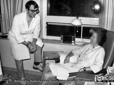 Dr. Jean-Henrik Braconier med en patient på infektionskliniken i Lund ~1975
Album till Karl Emil Thulins 60-årsdag, 1975. Infektionskliniken i Lund. Dr. Jean-Henrik Braconier med en patient.
Nyckelord: Lasarettet;Lund;Universitetssjukhuset;USiL;Infektion;Epidemiologiska;Kliniken