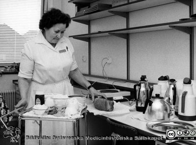 Kaffekokning för läkarna på infektionskliniken i Lund
Foto ur album tillägnat professor Karl Emil Thulin på hans 60-årsdag, 1975. Sjukvårdsbiträdet / städerskan Greta kokar kaffe till läkarna på laboratorievåningen, en service som ännu bestods dem vid denna tid. 
Nyckelord: Lasarettet;Lund;Universitetssjukhuset;USiL;Infektion;Kliniken;Epidemiologiska