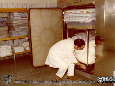 Desinficeringsugn för sängkläder på infektionskliniken i Lund
Foto ur album tillägnat professor Karl Emil Thulin på hans 60-årsdag, 1975. 
Nyckelord: Lasarettet;Lund;Universitetssjukhuset;USiL;Infektion;Kliniken;Hygien;Rengöring