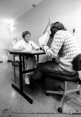 Sjukhusets företagshälsovård i Lund
Bildkälla avdelningsföreståndaren, sjuksköterkan Eva Ljunggren tar hand om en patient. 4-5/84, foto/AV. Från originalfoto.
Nyckelord: Lasarettet;Lund;Universitetssjukhuset;USiL;Företagshälsovård