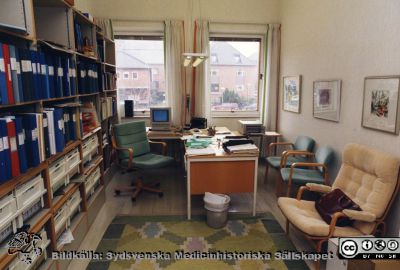 Bo Ursings arbetsrum på infektionskliniken c:a 1996
Album Bo Ursing, Infektionskliniken, 1958-1996. Omärkt bild. Från originalfoto. Monterat.
