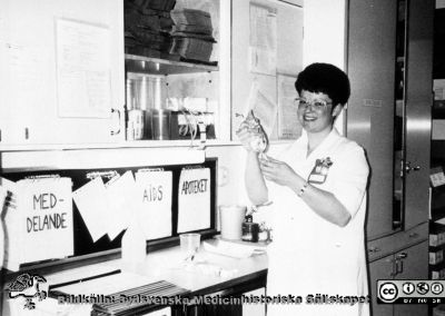 Infektionskliniken, Syster Bodil, avd 82. Kanske på 1980-talet? 
Album Infektionskliniken, Bo Ursing1958-1996.	Syster Bodil, avd 82. Kanske på 1980-talet? Från originalfoto. Monterat.
Nyckelord: Lasarettet;Lund;Universitetssjukhuset;USiL;Infektion;Epidemiologiska;Kliniken