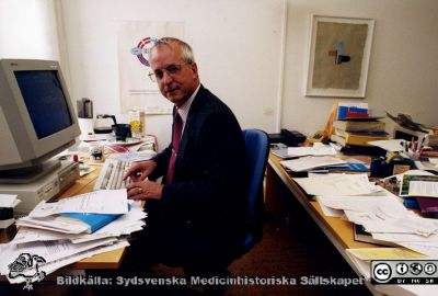 Professor Ragnar Norrby, 1990-talet, infektionskliniken
Album Infektionskliniken, Bo Ursing1958-1996. Professor Ragnar Norrby. Från originalfoto. Monterat.
Nyckelord: Lasarettet;Lund;Universitetssjukhuset;USiL;Infektion;Kliniken;Epidemiologiska