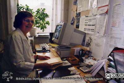 Institutionssekreterare Gun Mårtensson, infektionskliniken
Album Infektionskliniken, Bo Ursing1958-1996. Foto troligen på 1990-talet. Från originalfoto. Monterat.
Nyckelord: Lasarettet;Lund;Universitetssjukhuset;USiL;Infektion;Kliniken;Epidemiologiska