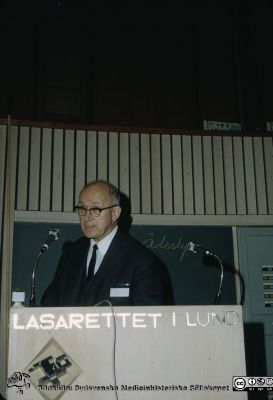 Medicinhistorisk kongress i Lund 1970. 
Medicinhistorisk kongress i Lund 1970. Okänd talare i lasarettets aula. Foto Bengt Lindskog.
Nyckelord: Lasarett;Lund;Universitetssjukhus;USiL;Aula;Medicinhistoriskt;Möte;Kongress