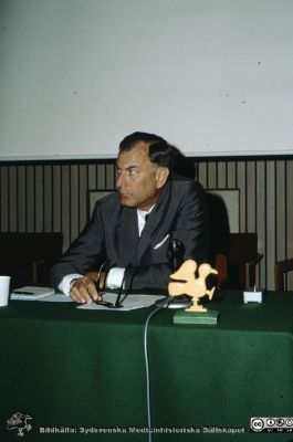 Medicinhistorisk kongress i Lund 1970. 
Medicinhistorisk kongress i Lund1970. Professor Gunnar Lindgren i en paneldiskussion. Foto Bengt Lindskog.
Nyckelord: Medicinhistoristk;Möte;Kongress;Paneldiskussion;Lund;Lasarett;Universitetssjukhus;USiL;Aula