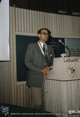 Medicinhistorisk kongress i Lund 1970. 
Medicinhistorisk kongress i Lund1970. Professor David Ingvar talar. Foto Bengt I Lindskog.
Nyckelord: Medicinhistoristk;Möte;Kongress;Lund;Lasarett;Universitetssjukhus;USiL;Aula