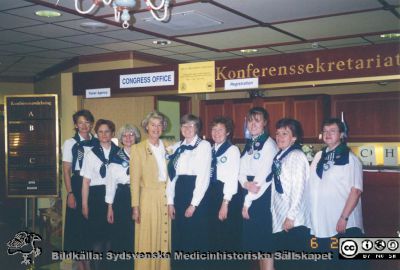 Konferensvärdinnor på Fernströmsymposium "Cytokines and anticytokines" 1996
Fernströmsymposium "Cytokines and anticytokines" på Star hotell i Lund 2 - 3 juni 1996. Från vänster tre anonyma konferensvärdinnor, Fernströmsstiftelsens kanslidirektör Ingegärd Lindqvist, Maria Scharffenberg, två okända, May‐Louise Andersson, okänd. Bildkälla Ingegärd Lindqvist 2015.
Nyckelord: Fernströmsstiftelsen;Forskning;Symposium;Konferens;Kongress;Administration