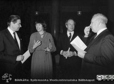 Forskningens Dag i Lund med kungabesök 1983
Fernströmbankett i Pelarsalen, Lunds Universitet. Från vänster länsrådet Lennart Linder-Aronson, fru Elin Owman, medicinska fakultetens dekanus professor Christer Owman, landshövding Bertil Göransson. Foto från Ingegärd Lindqvist, september 2015.
Nyckelord: Lasarettet;Lund;Universitetssjukhuset;USiL;Forskningens Dag