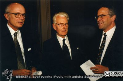 Professorerna Johan Stenflo, Carl-Bertil Laurell och Björn Dahlbäck
Kanske på Forskningens Dag 1996 då Stenflo fick Nordiska Fernströmspriset. Foto från Ingegärd Lindqvist, september 2015.
Nyckelord: Fernströmsstiftelsen;Forskningens Dag