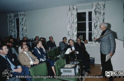  Kirurgmöte på Locus Medicus i Lund 1970 eller 1971
Omärkt diabild. Professor Ragnar Romanus från Göteborg på besök med disciplar. Numrering enligt SMHS2016-296numCopp. Från vänster 1. Jan Oscarsson, 2. Bo Eklöf, 3. Lars-Olof Hafström, 4. Stig Ingemansson, 5. Bo Arnesjö, 6. Sten Tibblin, 7. Göran Simert, 8. Stig Nilsson, urolog från Göteborg, 9. professor Ragnar Romanus, kirurg från Göteborg, 10. Föreläsare, Olle Almersjö, Lund
Nyckelord: Lasarettet;Lund;Universitetssjukhuset;USiL;Kirurgiska;Kliniken;Konferens;Seminarium