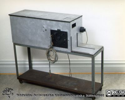 EKG - apparat. Spegelgalvanometer från 1931 konstruerad av Rune Elmqvist
Medicinhistoriska samlingar 1992 . MS 12.922. EKG Prototyp till EKG - apparat. Spegelgalvanometer från 1931 konstruerad av Rune Elmqvist. Media Service / Foto Ingemar Nilsson Universitetssjukhuset , Lund , tel . 046 - 17 15 18, Mars 2000.
Nyckelord: EKG;spegelgalvanometer;prototyp;1931;Lund;Rune;Elmqvist;Foto;Omonterat;Kapsel 07