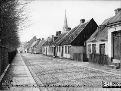 Norra Vallgatan i Lund före 1918. Vi mot väster
Omärkt bild. Originalfoto, monterat
Med hög sannolikhet Norra Vallgatan i Lund innan fastigheterna på gatans norra sida (till höger i bild) inkorporerades i södra lasarettsområdet och revs för att ge plats för 1929 års köksbyggnad mm. Vy västerut. Allhelgonakyrkans torn i bakgrunden.
Nyckelord: Kapsel 17;Lasarettet;Lund;Lasarett;Södra;Söder