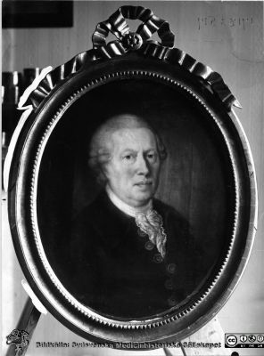 Troligen Fredrik Gustaf Gyllenkrok
Troligen Fredrik Gustaf Gyllenkrok till Björnstorp nära Lund, den förste ordförande i Lunds lasarettsdirektion (1768-1775). Monterad på samma pappskiva som en reproduktion av en oljemålning föreställande denne.
Nyckelord: Kapsel 17;Porträtt;Lasarettet;Lund;Universitetssjukhus;Direktion