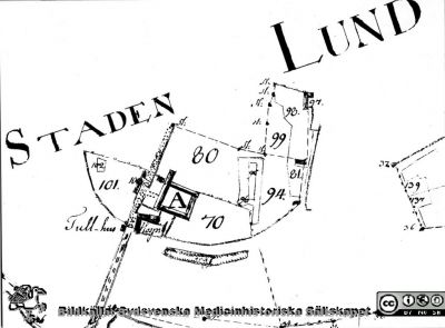 Lunds alla publika tomter och hus samt gator av år 1784
C.M. Espmans "Beskrivning över staden Lunds alla publika tomter och hus samt gator" av år 1784. Tomten nr 20 är Muckska tomten. K är Paradislyckan. Märk Helgeandshuset (hospitalet) vid södra tullen. Hospitalet utrymdes år 1780. Tryckt bild. Monterat.
Nyckelord: Lund;Karta;1700-talet