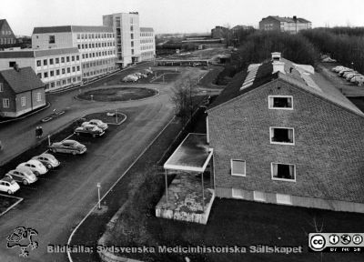 Centralblockets byggtomt 
Lasarettet i Lund. AB-blocket till vänster. Platsen för de blivade C, D och E-blocken har röjts. Folkskoleseminariets ena gavel syns i bildens vänsterkant. På horisonten dåvarande fysiologiska institutionen och den höga psykiatriska kliniken (nu Wigerthuset). Närmast kameran centraltandpolikliniken. Foto i början på 1960-talet från dåvarande barnklinikens östra gavel. 
Nyckelord: Kapsel 26;Bygge;Lasarettet;Lund;1960-talet