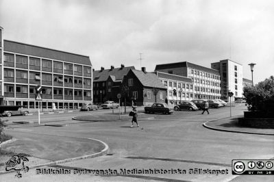 Administrationsbyggnaden och AB-blocket i slutet på 1950-talet
Administrationsbyggnaden och AB-blocket vid Lasarettet i Lund i slutet på 1950-talet. Folkskoleseaminariet skymtar bakom dem, och seminariets vaktmästarbostad har ännu inte rivits.
Nyckelord: Kapsel 26;Lasarettet;Lund;1950-tal