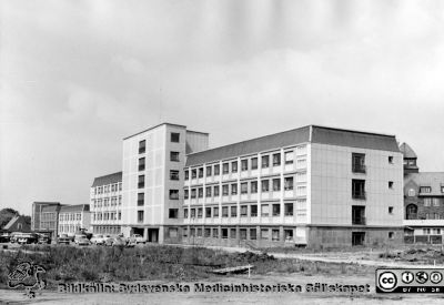 AB-blocket från sydost, nybyggt
Lasarettet i Lund. AB-blocket till höger i bild och bortom detta administrationsbyggnaden. Folkskoleseminariet skymtar i bildens högra kant. Schaktning har påbörjats för D- och E-blocken. Foto i början på 1960-talet.
Nyckelord: Kapsel 26;Lasarettet;Lund;1950-tal