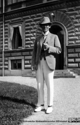 Professor David Holmdahl 1932, på besök i Lund
Kapsel 30. I kuvert märkt "Bilder donerade av Gunnel Ringblom 890804". Påskrift: "Utanför Anatomiskan 1932. Prof. Holmdahl". David Holmdahl var från 1930 professor i anatomi i Uppsala; här uppenbarligen på besök i Lund. Originalfoto. 
Nyckelord: Kapsel 30;Professor;Anatomi;Uppsala;Lund