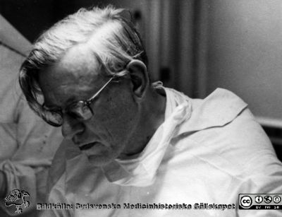 J. P. Strömbeck, professor i kirurgi i Lund
Kapsel 30. I kuvert märkt "Bilder donerade av Gunnel Ringblom 890804". Ingen påskrift. Bilden visar professor J. P. Strömbeck. Originalfoto i mitten på 1900-talet på kirurgiska kliniken i Lund. 
Nyckelord: Kapsel 30;Lund;Kirurgi;Professor;Lasarett