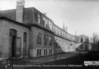 Intendenturhuset på södra lasarettsområdet i Lund
LL:s område Söder: exteriör Ekonomibyggnaden från 1904: Tvätt. Foto: Lina Jonns eftr (Per Bagge) 1906 / Lasarettsarkivet.
Nyckelord: Lasarettet;Lund;Universitetssjukhuset;USiL;Kapsel 01;Försörning;Ekonomihus