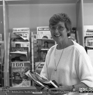 Ej identifierad bibliotekarie på Universitetssjukhuset i Lund. Foto troligast på 1980-talet.
Nyckelord: Lund;Lasarett;Bibliotekare