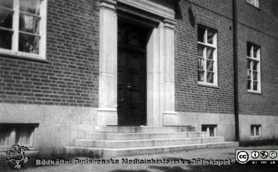 Album SSSH Lund 1927.
Album SSSH Lund 1927, skapat av SSSH-sköterskan "ego", med bilder från sin utbildningstid och senare genom flera decennier. Bilden visar porten på söderfasaden på SSSH, mot Allhelgonakyrkan. Samma bild som bildfil SMHS6823.
Nyckelord: Lasarettet i Lund;Södra Sveriges Sjuksköterskehem;SSSH;Sydsvenska Medicinhistoriska Sällskapet;SMHS