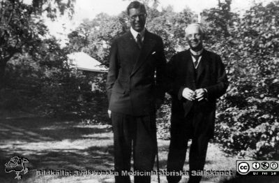 Bild ur fotoalbum SSSH Lund 1927
Bild ur fotoalbum SSSH Lund 1927. Ännu okänd proveniens. Kronprins Gustav Adolf. med apotekaren och lundapolitikern Montelin i Lund. Foto 1933.
Nyckelord: SSSH;Fotoalbum;Lund