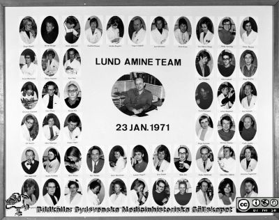 Lund Amine Team 23 jan 1971
Personer i tavlan ”Lund amine team 12 jan. 1971:
I centrum professor Bengt Falck.
Uppifrån vänster, radvis:
Birgit Eldvall, laboratorieassistent,
Berndt Ehinger, docent
Janne Johansson, vaktmästare
Gunhild Persson, lokalvårdare
Annika Borgelin, laboratorieassistent
Yngve Lindelöf, vaktmästare
Lars Edvinsson, doktorand
Anitha Bruun, laboratorieassistent,
Astrid Mårtensson, lokalvårdare, 
China Theander, institutionssekreterare
Kurt West, neurokirurg, doktorand
Lars Nodgren, doktorand
Olle Lindvall, doktorand
Bemgt Uvelius, amanuens
Christina Sjöstrand, laboratorieassistent
Otto Olsson, djurskötare, vaktmästare
Edvard Hill, verkmästare, instrumentmakare
Evald Rosengren, farmakolog, docent
Lilian Bengtsson, laboratorieassistent
Eva Svensson, laboratorieassistent
Ulf Stenevi, doktorand, 
Iréne Robertson, laboratorieassistent, ekonomihandläggare
Anders Nobin, doktorand
Birger Bylander, amanuens, doktorand
Christer Owman, docent
Frank Sundler, amanuens, doktorand
Sten Lagerstedt, docent
Anette Forsberg, laboratoriebiträde
Britt Nilsson, laboratorieassistent
Kai Nielsen, neurokirurg, doktorand, 
Karin Danielsson, laboratorieassistent
Lennart Cegrell, doktorand
Anders Björklund, docent
Nils-Otto Sjöberg, docent
Christine Fogelström, laboratoriebiträde
Kerstin Fogelström, laboratorieassistent
Sten Håkansson, vaktmästare,
Lars-Inge Larsson, doktorand
Edit Lindelöf, lokalvårdare
Carin Nihen, preparatris (laboratorieassistent)
Britt-Marie Kennedy, laboratorieassistent
Sture Axelsson, amanuens, doktorand
Inga-Lill Dahlqvist, sekreterare
Nils Lynhagen, laboratoieingenjör
Ulla-Britt Andersson, laboratorieassistent
Bertil Frank, laboratorieingenjör
Nyckelord: Histologisk;Institution;Medicinska fakulteten;Lunds universitet