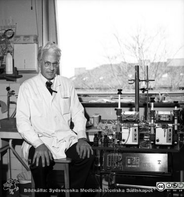  Prof Carl Bertil Laurell (1919 - 2001) med en kromatografiapparat 
Album MAS 1981-1983 i fotograf Björn Henrikssons samling. Från negativ
Nyckelord: UMAS;MAS;Malmö;Allmänna;Sjukhus;Klinisk;Kemi