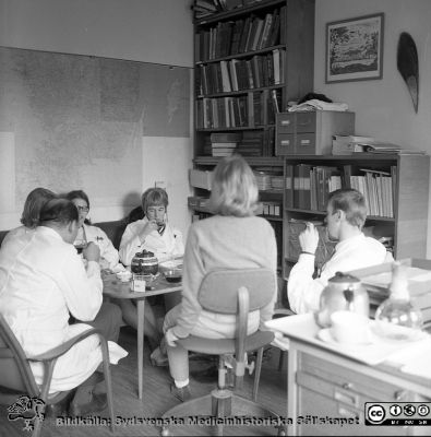 Kaffepaus på fysiologiska institutionen i Lund 1969, kanske kpå flyg- och navalmedicinska avdelningen.
Bilder från Olle Hammar, fysiologiska institutionen i Lund. Negativblad märkt "D.T. 12/3-69".
Nyckelord: Fysiologiska institutionen;Lunds Universitet;Medicinsk fakultet;Olle;Hammar