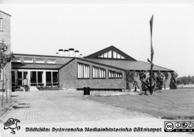 Fysiologiska institutionen i Lund, entrépartiet med föreläsningssalen
Fysiologiska institutionen i Lund, entrépartiet med föreläsningssalen. Till höger Arne Jones skulptur Vertikal komposition. Troligen 1950-talet. Bildkälla Olle Hammar.
Nyckelord: Fysiologisk institution;Medicinska faulteteten;Unversitetet i Lund