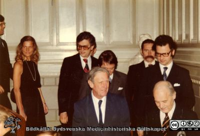 Experimentell hjärnforskning i Lund. Processionståget vid urtima prromotionen av Ali Abdul Rahman från Sudan
Ur professor Bo Siesjös fotoalbum 1964-1992. Processionståget vid urtima prromotionen av Ali Abdul Rahman från Sudan i februari 1980. Från vänster Christer Carlsson, Karin Norberg, Olle Lindvall, Bengt Ljunggren, Jan Brismar, Ingmar Rosén, Nils Lundbeg (i bildens mitt) och Stig Radner (i bildens nedre högra hörn).
Nyckelord: Experimentell hjärnforskning;Urtima promotion;Anatomisk Institution;Medicinska fakulteten;Lunds universitet;Neurokirurgi;Röntgenologi