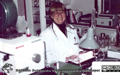 Laboratorieassistenten / BMA Maj-Lis Smith gör blodtrycksmätningar
Ur Bo Siesjös fotoalbum 1964 - ~1992 Laboratorieassistenten / BMA Maj-Lis Smith gör blodtrycksmätningar på en sövd laboratorieråtta med strypt blodcirkulation till hjärnan. Kanske 1980.
Nyckelord: Experimentell hjärnforskning;Djurförsök;Blodtrycksmätning;Laboratorium