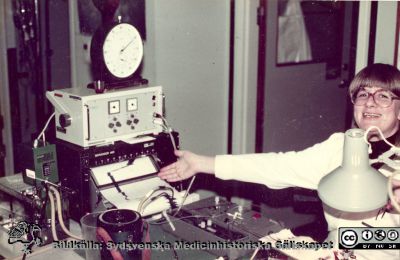 Laboratorieassistenten / BMA Maj-Lis Smith gör blodtrycksmätningar
Ur Bo Siesjös fotoalbum 1964 - ~1992 Laboratorieassistenten / BMA Maj-Lis Smith gör blodtrycksmätningar på en sövd laboratorieråtta med blodflödet till hjärnan strypt. Kanske 1980.
Nyckelord: Experimentell hjärnforskning;Djurförsök;Laboratorium;Medicinska fakulteten;Blodtrycksmätning
