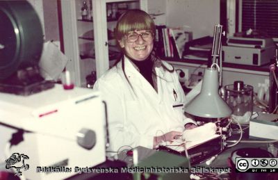 Laboratorieassistenten / BMA Maj-Lis Smith gör blodtrycksmätningar på en sövd laboratorieråtta
Ur Bo Siesjös fotoalbum 1964 - ~1992 Laboratorieassistenten / BMA Maj-Lis Smith gör blodtrycksmätningar på en sövd laboratorieråtta med blodflödet till hjärnan strypt. Kanske 1980.
Nyckelord: Experimentell hjärnforskning;Försöksdjur;Laboratorium;Medicinska fakulteten;Lunds universitet