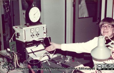 Experimentell hjärnforskning i Lund. Laboratorieassistenten / BMA Maj-Lis Smith gör blodtrycksmätningar på en sövd laboratorieråtta. Kanske 1980.
Ur Bo Siesjös fotoalbum 1964 - ~1992 Laboratorieassistenten / BMA Maj-Lis Smith gör blodtrycksmätningar på en sövd laboratorieråtta med blodflödet till hjärnan strypt. Kanske 1980.
Nyckelord: Experimentell hjärnforskning;Lasarettet i Lund;Lunds universitet;Laboratorium;Försöksdjur