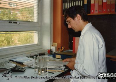 Bengt Uvelius på fysiologiska institutionen i Lund c:a 1982
Bildkälla Bengt Uvelius.Bengt Uvelius laborerar ca 1982. I rören kollagenextrakt från urinblåsor.
Nyckelord: Fysiologiska;Institutionen;Lunds Universitet;Medicinsk;Fakultet