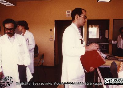 1986. Rond med ortopeden Tomas Fridén 
Från ortoped klin album 01, Lund. Fotograf Berit Jakobsson. 1986. Rond med ortopeden Tomas Fridén till höger och gästande ortopeden Achmed från något medelhavsland till vänster.
Nyckelord: Lasarett;Lund;Ortopedisk;Kliniker;Möte;Läkare;Vårdavdelning;Universitetssjukhus;USiL