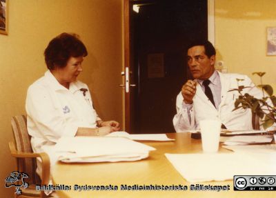 1986. Klinikföreståndare och vårdadministratör Berit Jakobsson med professor Göran Bauer.
Från ortoped klin album 01, Lund. Fotograf Berit Jakobsson.  1986. Klinikföreståndare och vårdadministratör Berit Jakobsson med professor Göran Bauer.
Nyckelord: Lasarett;Lund;Universitetssjukhus;USiL;Suksjsköterskor;Sjuksköterska;Professor;Klinikföreståndare;Kliniker;Ortopedisk