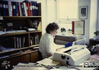 Ortopediska kliniken i Lund. Sekreterare Margit Kristiansson.
Från ortoped klin album 01, Lund. Fotograf Berit Jakobsson.  1990. Sekreterare Margit Kristiansson.
Nyckelord: Lund;Universitetssjukhus;USiL;Kliniker;Ortopedi;Personal;Läkarsekreterare