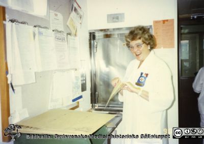 Ortopediska kliniken i Lund. Sjuksköterskan Gunilla Persson
Från ortoped klin album 01, Lund. Fotograf Berit Jakobsson. 1990. Gunilla Persson, sjuksköterska och avdelningsföreståndare på ortopedmottagningen.
Nyckelord: Lund;Universitetssjukhus;USiL;Kliniker;Ortopedi;Sjuksköterskor;Avdelningsföreståndare