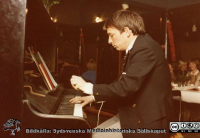 Ortopediska kliniken i Lund 1975. Julfest. Lars Kolmert vid pianot 
Från ortoped klin album 01, Lund. Fotograf Berit Jakobsson.  1978. Julfest. Docent Lars Kolmert underhåller vid pianot.
Nyckelord: Lund;Universitetssjukhus;USiL;Kliniker;Ortopedi;Personal;Läkare;Julfest;Fester;Musik;Piano;Docenter